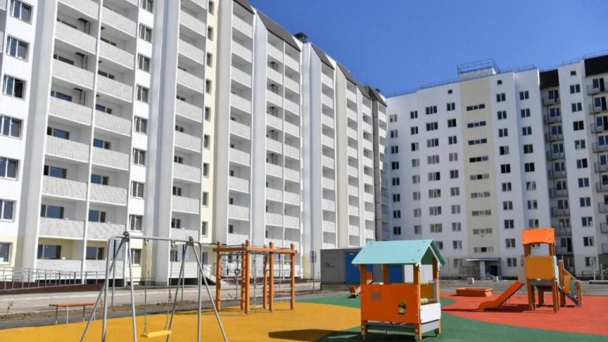 Новый дом на 300 квартир для переселенцев и сирот в Энгельсе показали Бусаргину