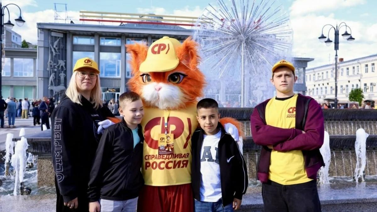 Депутат Калинин подарил семьям участников СВО билеты в цирк ко Дню защиты детей