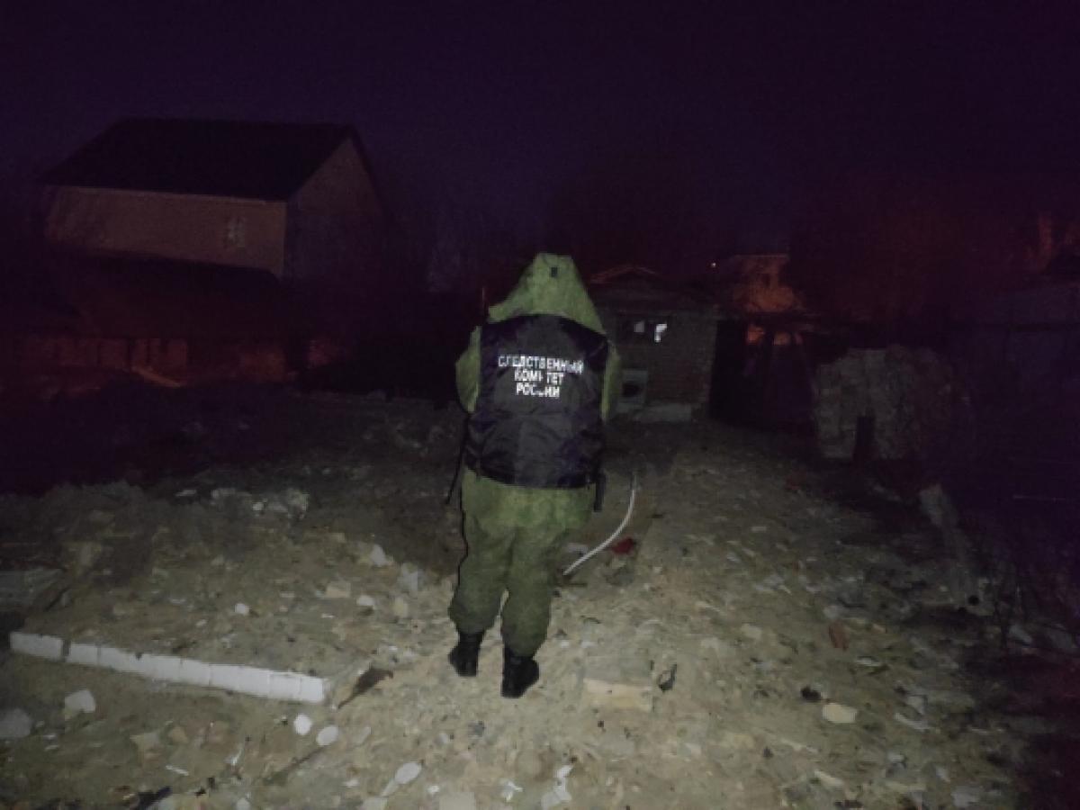 В Саратове на подростка упала стена дома, работали спасатели