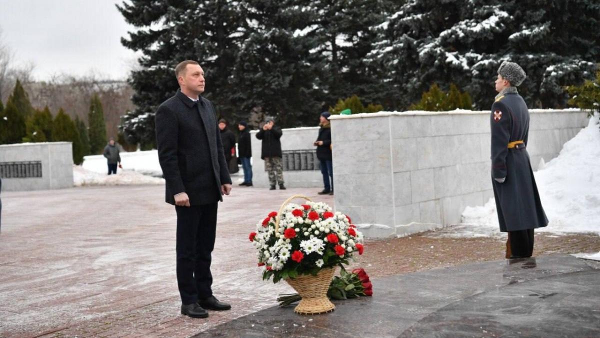 Бусаргин почтил память погибших бойцов в День неизвестного солдата