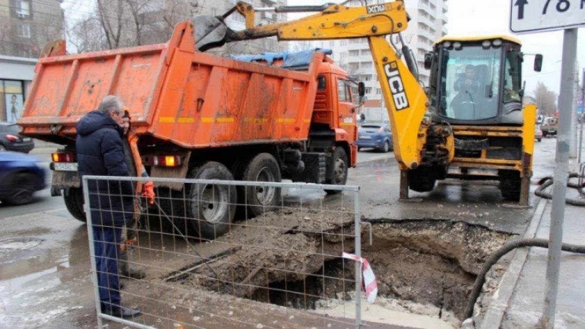 Автомобиль провалился в яму с кипятком в Саратове – Бастрыкин поручил возбудить уголовное дело