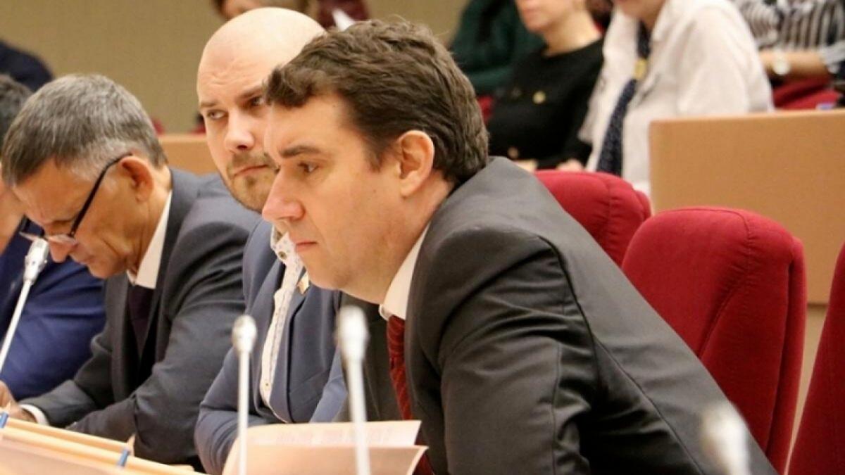 Коммуниста Анидалова лишили слова за нарушение правил депутатской этики