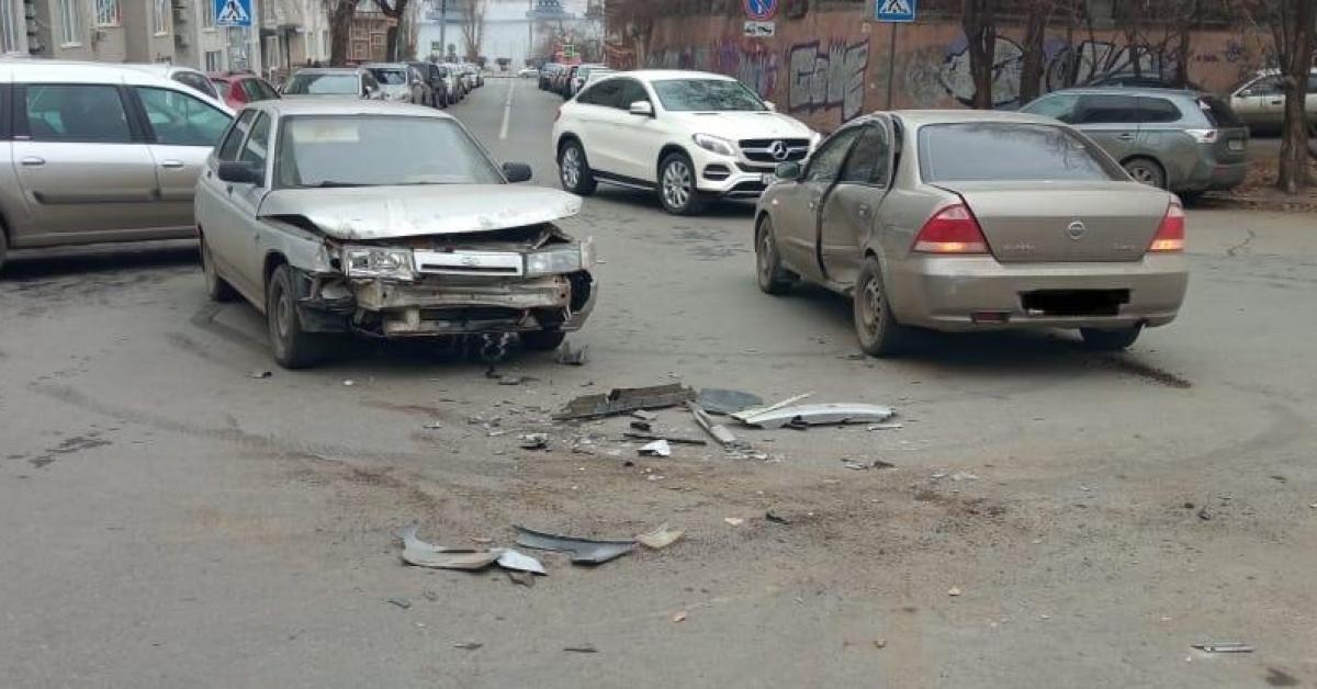 В Волжском районе Саратова «Ниссан» врезался в ВАЗ, пострадала женщина
