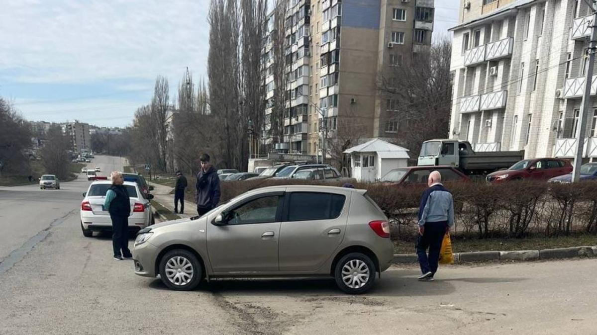 В Саратове на Томской дама на «Рено» сбила пешехода