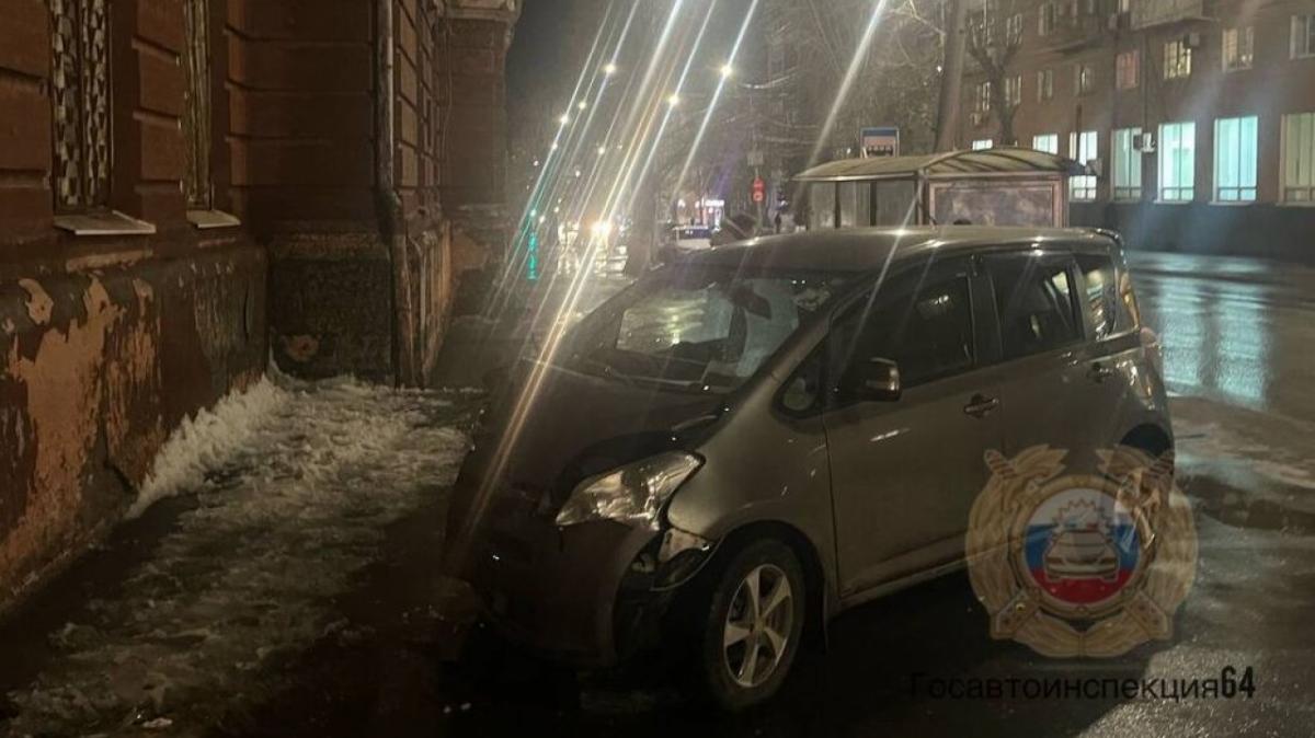 В Саратове дама за рулем «Тойоты» врезалась в дом на Горького