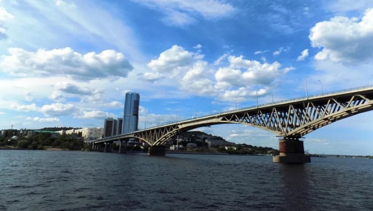 Въезд в Саратов у старого моста через Волгу украсили катальпами