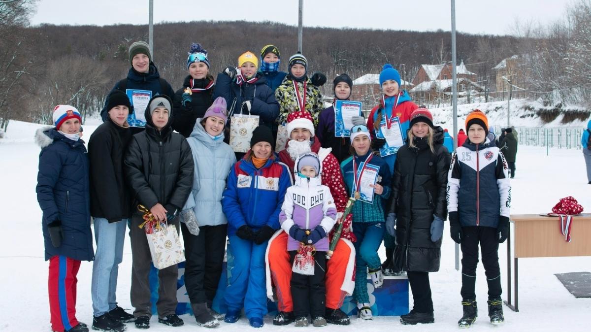 В Саратове участников областных соревнований по биатлону поздравил «Дед Мороз» Никита Поршнев