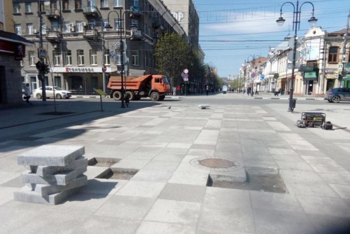 В Саратове на проспекте Кирова меняют треснувшую плитку