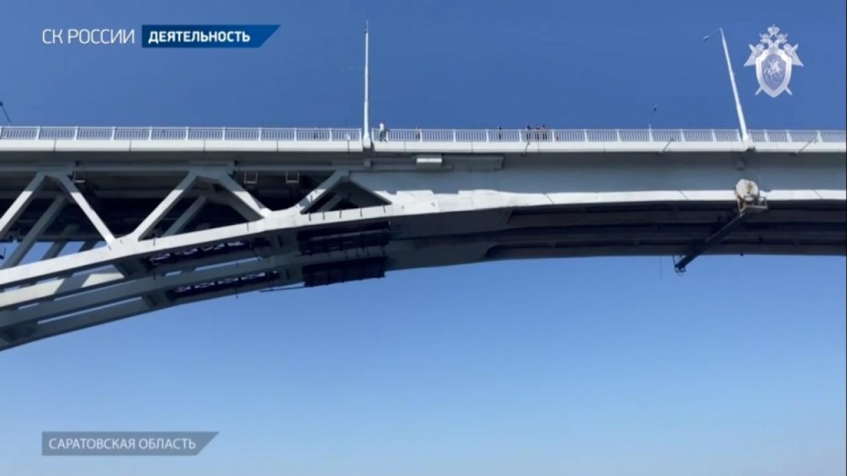 Офицер СК отговаривал парня прыгать с моста Саратов-Энгельс 
