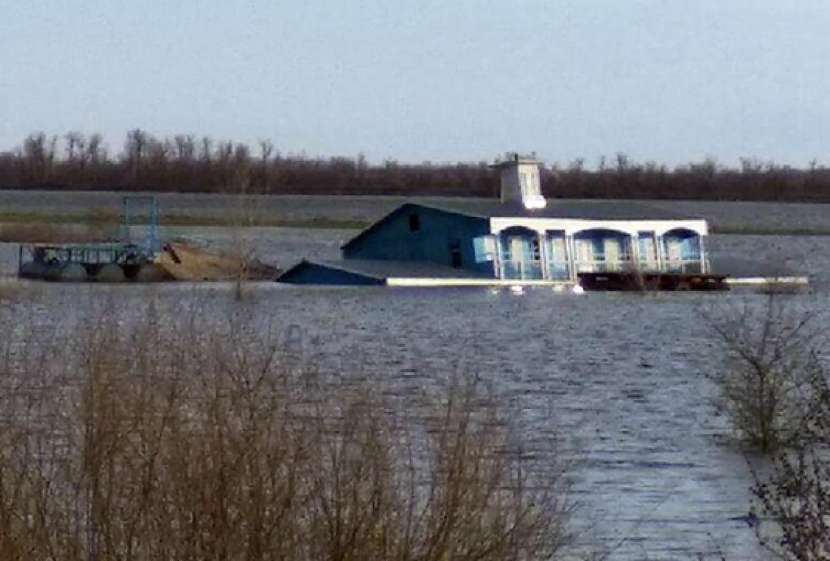 «Радаев обещал новую»: в Саратовской области утонула пристань для пассажирских судов  