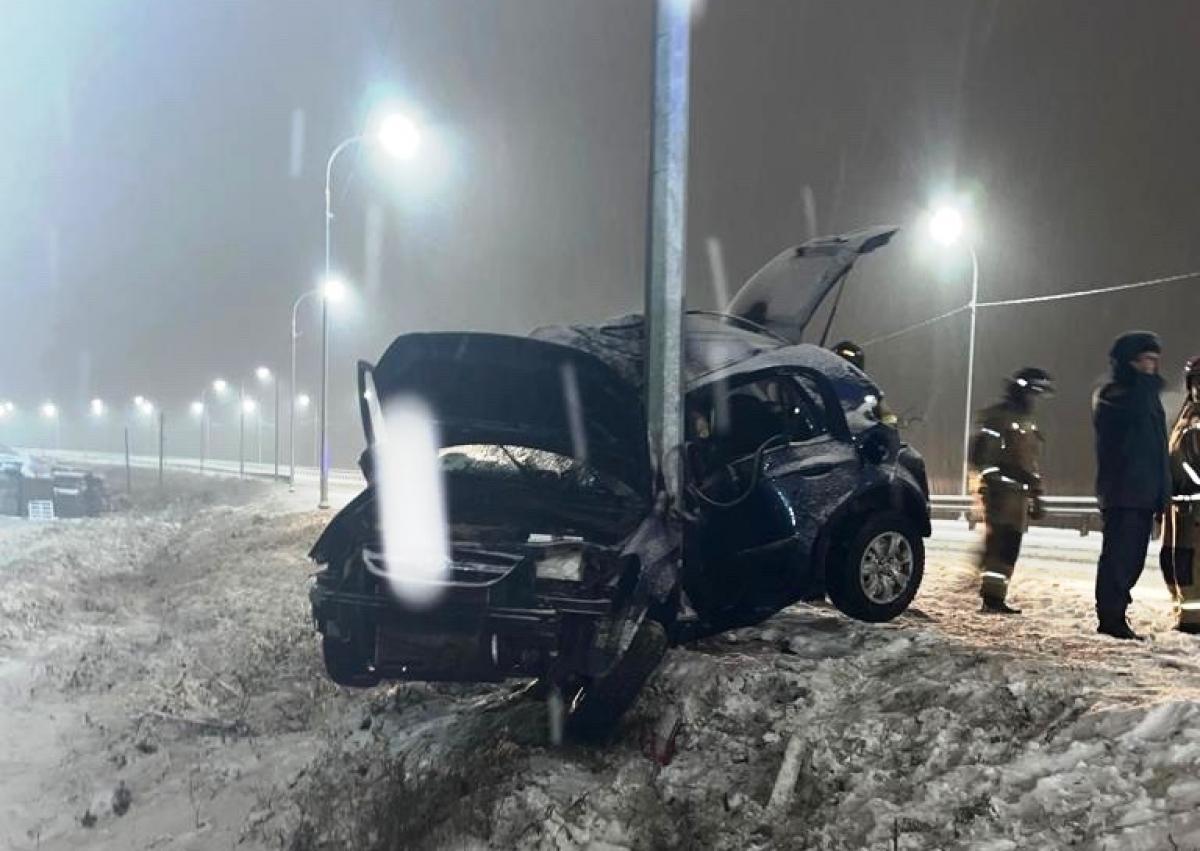 На подъезде к Саратову водитель «Хундая» врезался в столб и погиб на месте