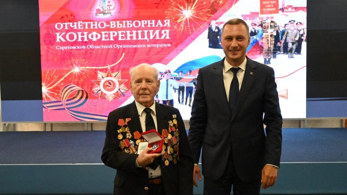 Губернатор Бусаргин наградил ветеранов Саратовской области