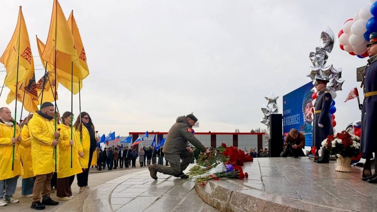 В День космонавтики Калинин возложил цветы к памятнику Юрия Гагарина