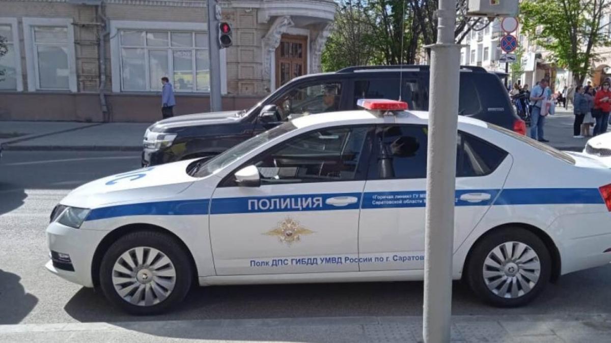 В Саратове молодежь ездила на двух машинах по пешеходной зоне и попала на видео