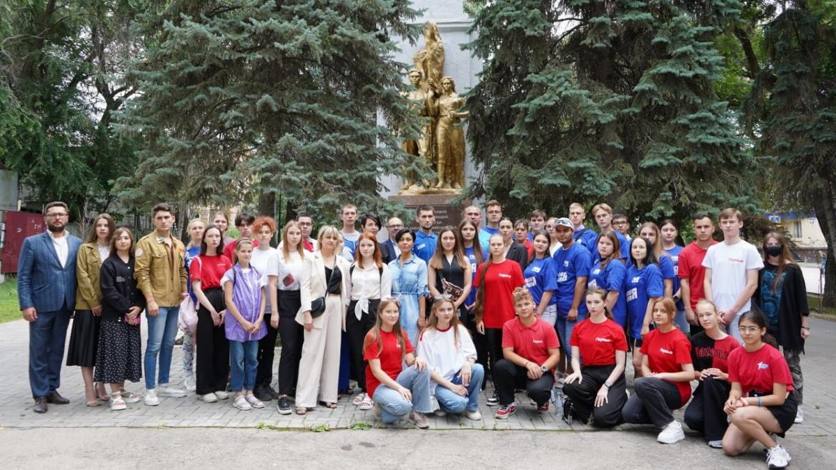 В Саратове гостям из ЛНР показали Парк Победы и пешеходное кольцо