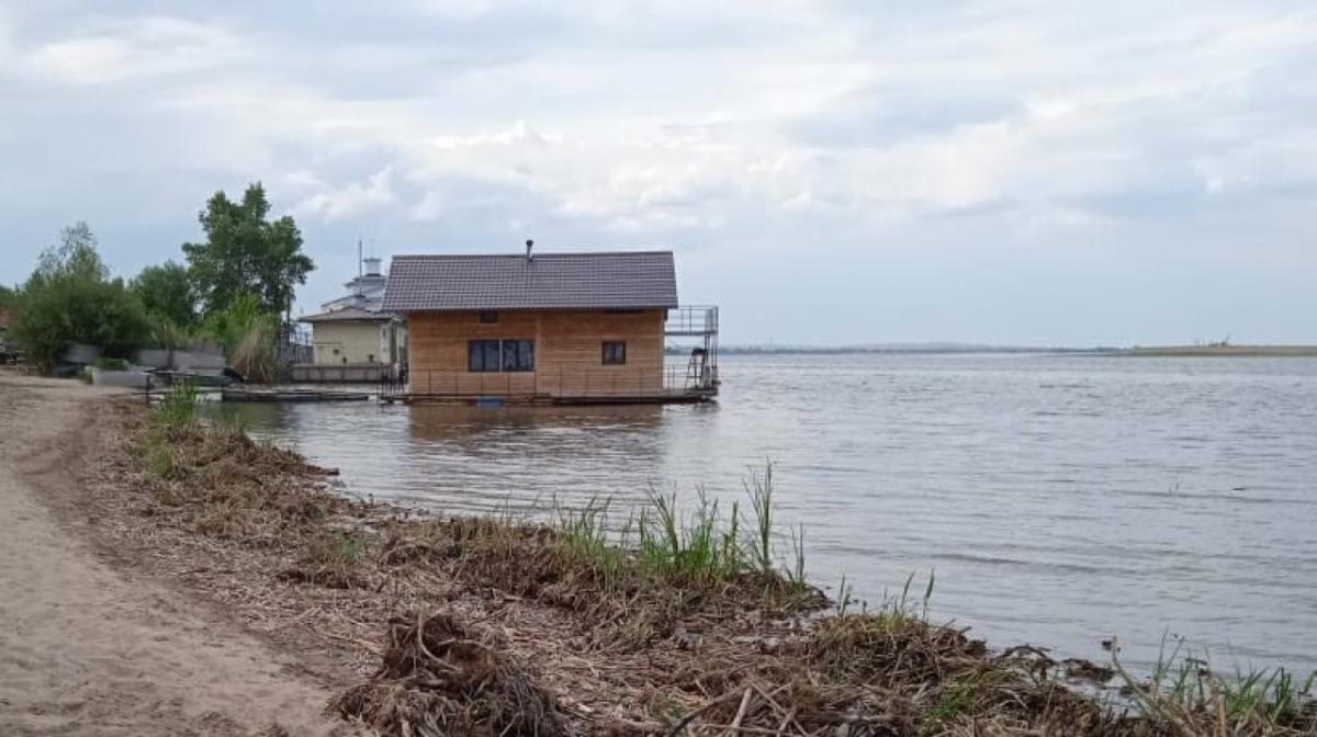Саратовцы пожаловались на захват частниками пляжа в Чардыме