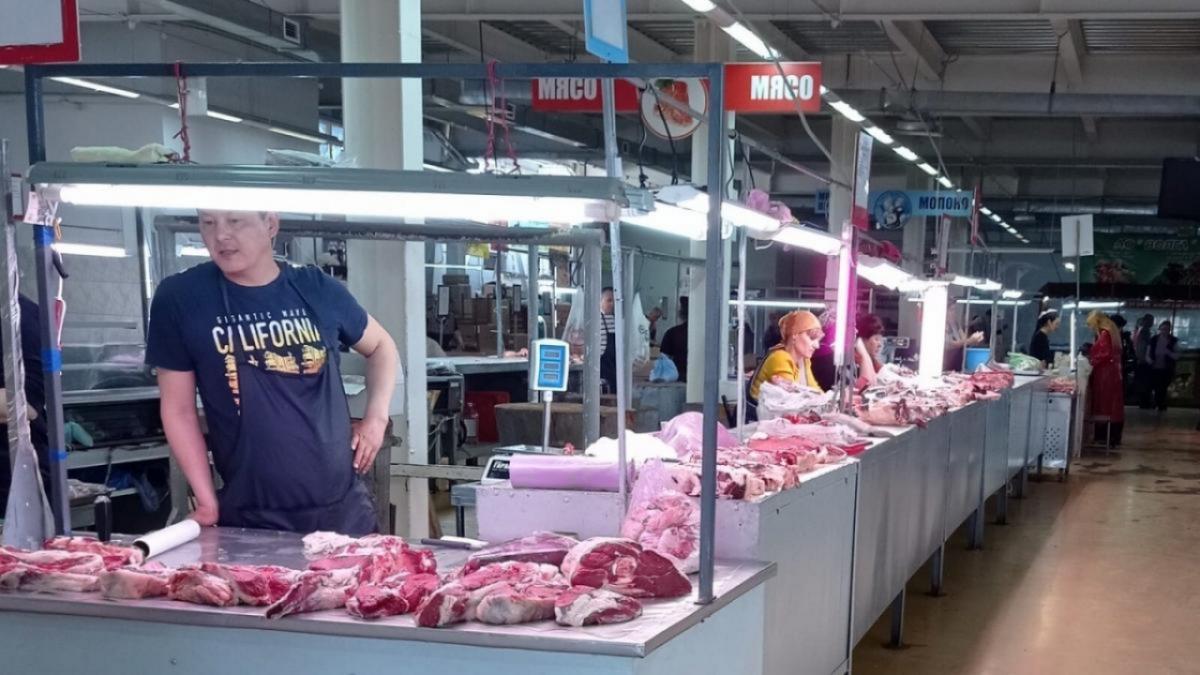 В саратовские магазины не пустили для продажи 42 тонны опасного мяса