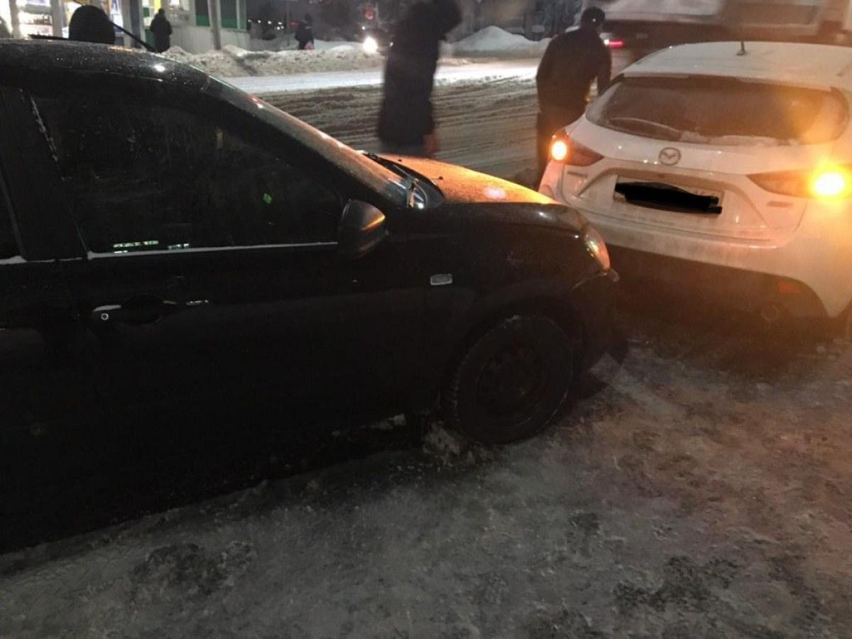 В Саратове в ДТП пострадала женщина за рулем «Мазды»