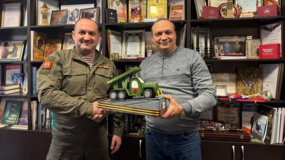 Депутат облдумы Вячеслав Калинин получил в подарок «Катюшу»