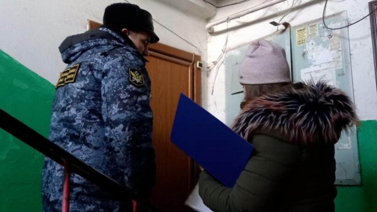 В Энгельсском районе у жителя арестовали стиральную машину за долги по ЖКУ