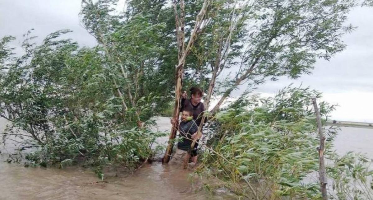 Под Саратовом во время наводнения женщину и мужчину смыло течением