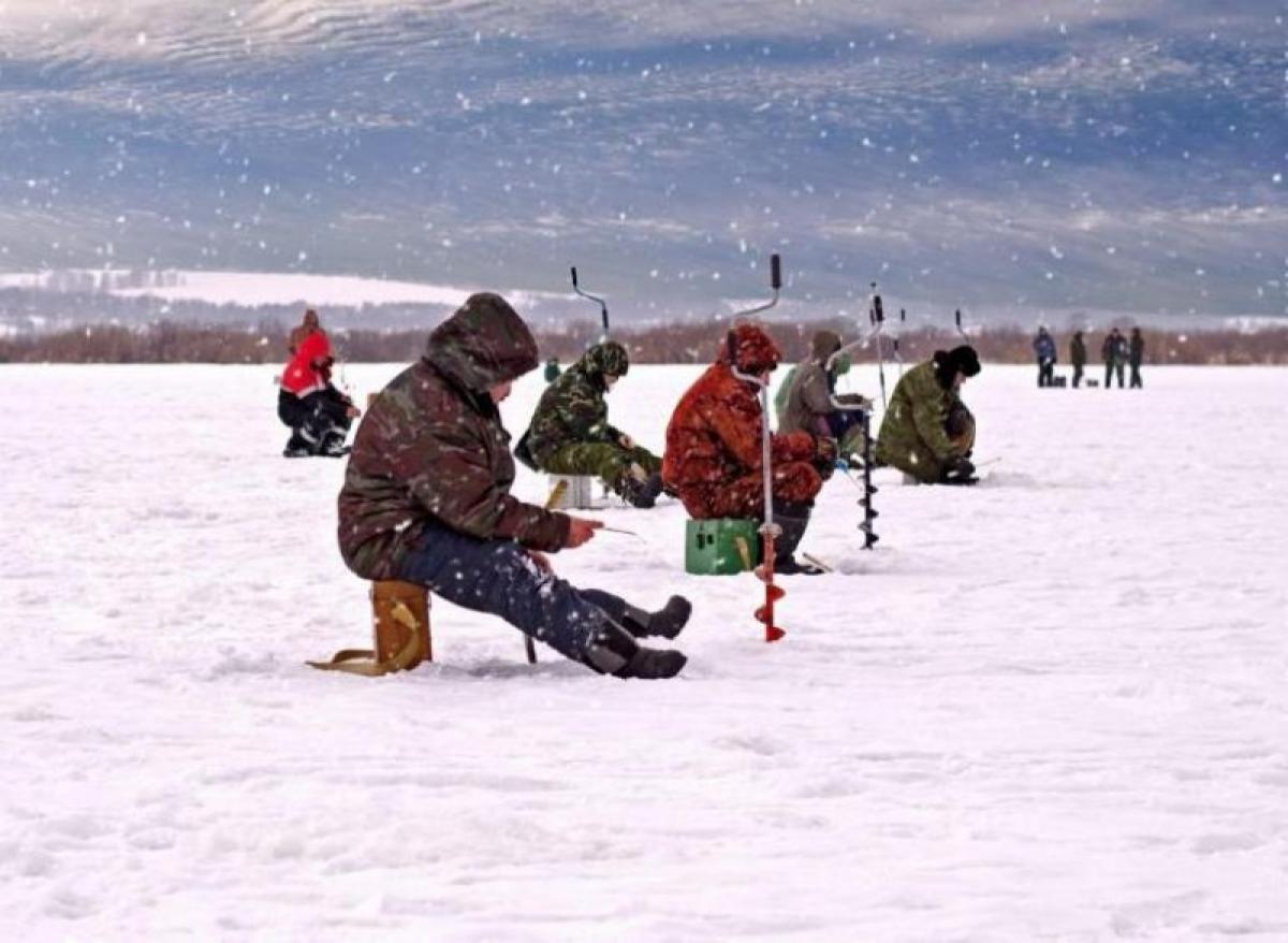 На Волге провалились под лед 6 рыбаков из-за проходящего мимо судна