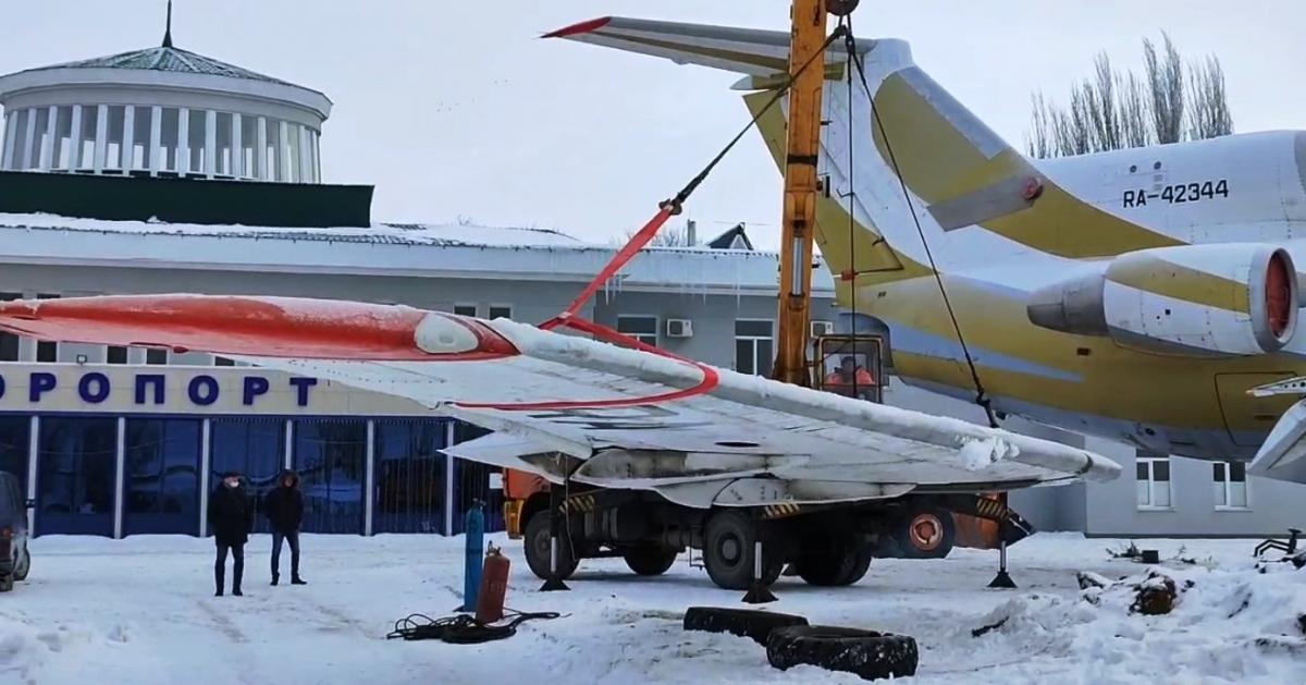 В Саратове производится монтаж крыльев к переданному в дар самолету ЯК-42