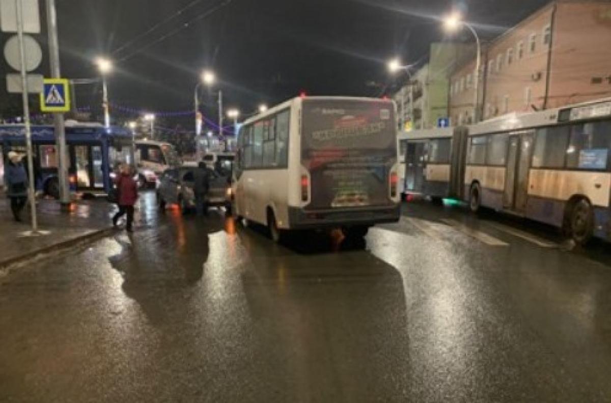 В Ленинском районе Саратова столкнулись «Газель» и две иномарки