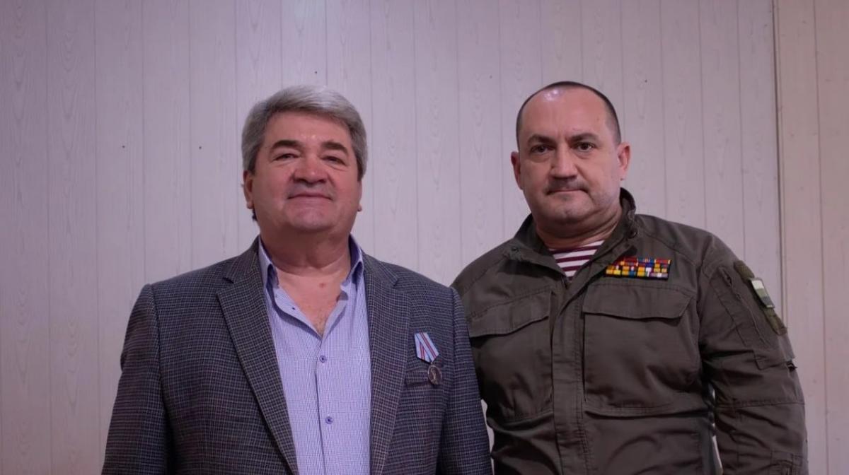 Депутат Калинин в Балашове наградил медалью отца участника спецоперации