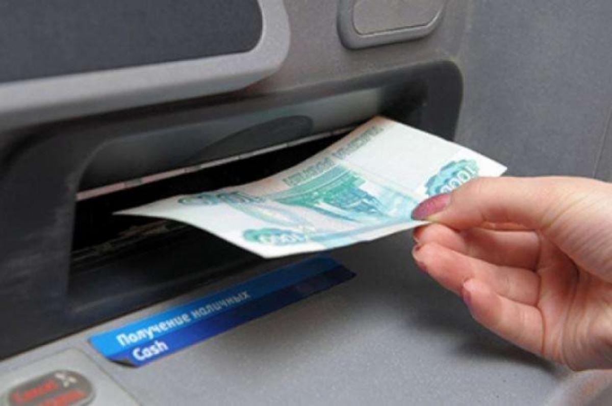 «Мастер пера»: «Возвращение чиновникам докризисных зарплат подчеркивает уверенность власти в проводимом курсе» 