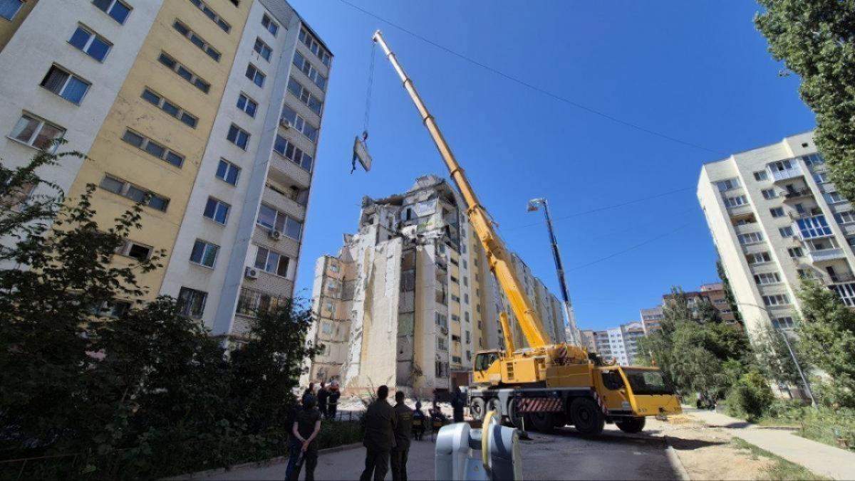 В Саратове подъезд дома на Блинова разберут с помощью крана