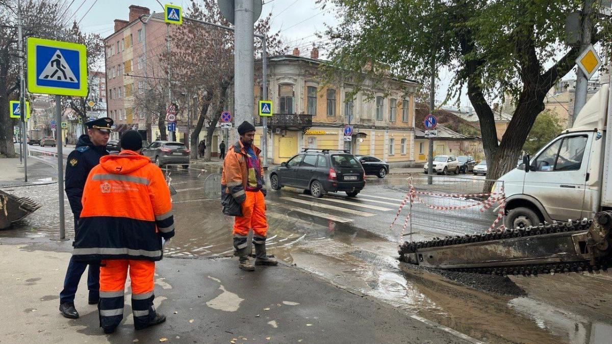 Из-за аварии на Чернышевского более 100 многоэтажек остались без воды в Саратове
