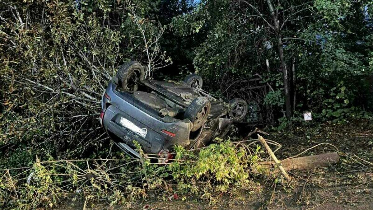 В Саратове после наезда на ограждение «Лада Калина» оказалась вверх  колесами | 05.09.2022 | Саратов - БезФормата