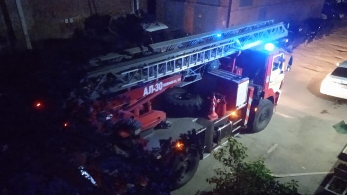 В Саратове горит многоэтажный дом на Вольской – есть пострадавший