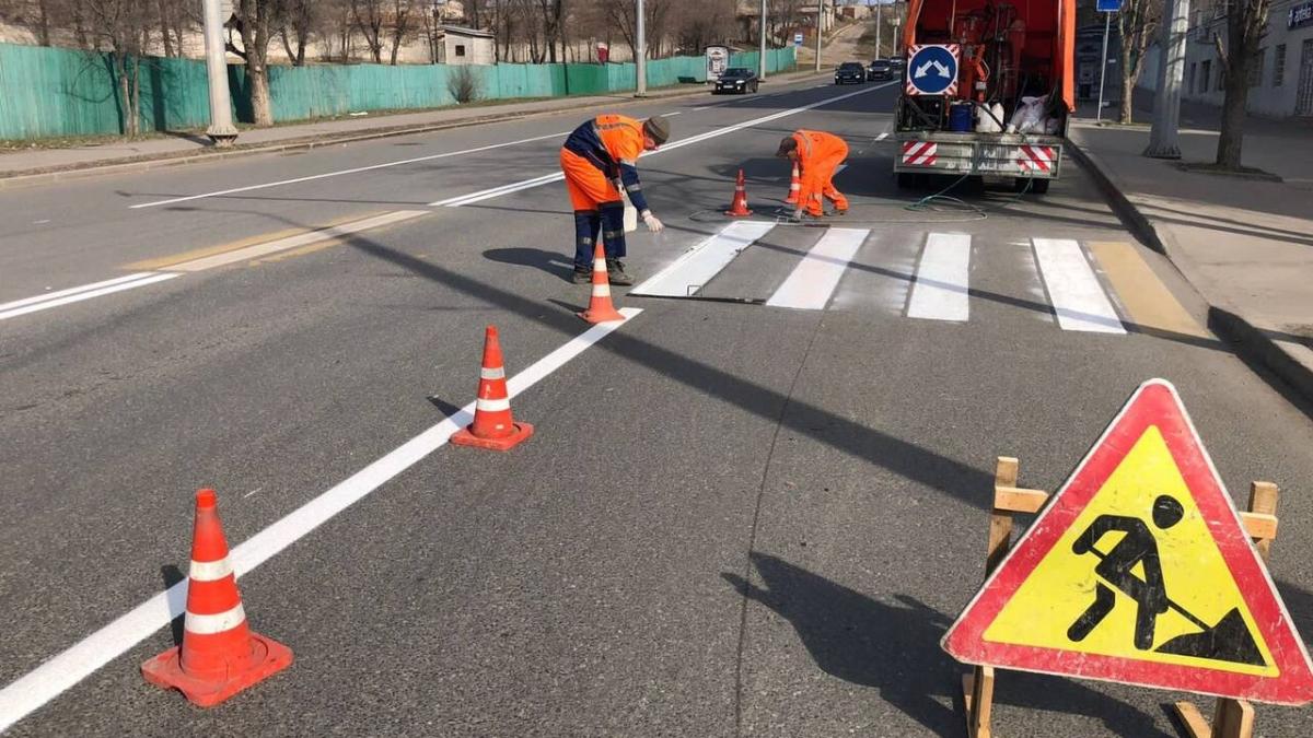 В Саратове дорожные службы наносят разметку на путепроводе «Трофимовский»