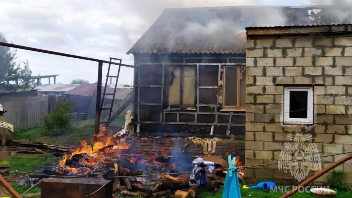 В Саратовской области сельчане жарили шашлык и случайно спалили дом