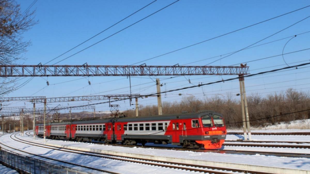 Под Волгоградом из-за метели на 2 часа задержали поезд на Саратов