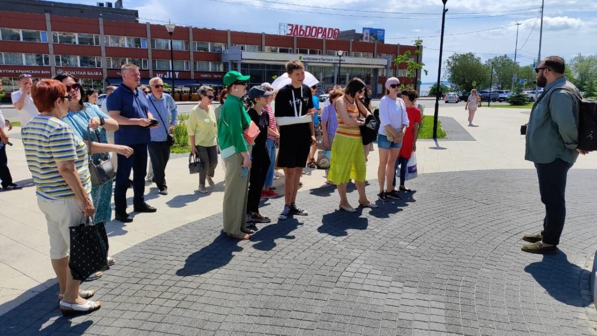 Исаев присоединился к экскурсии на набережной Саратова