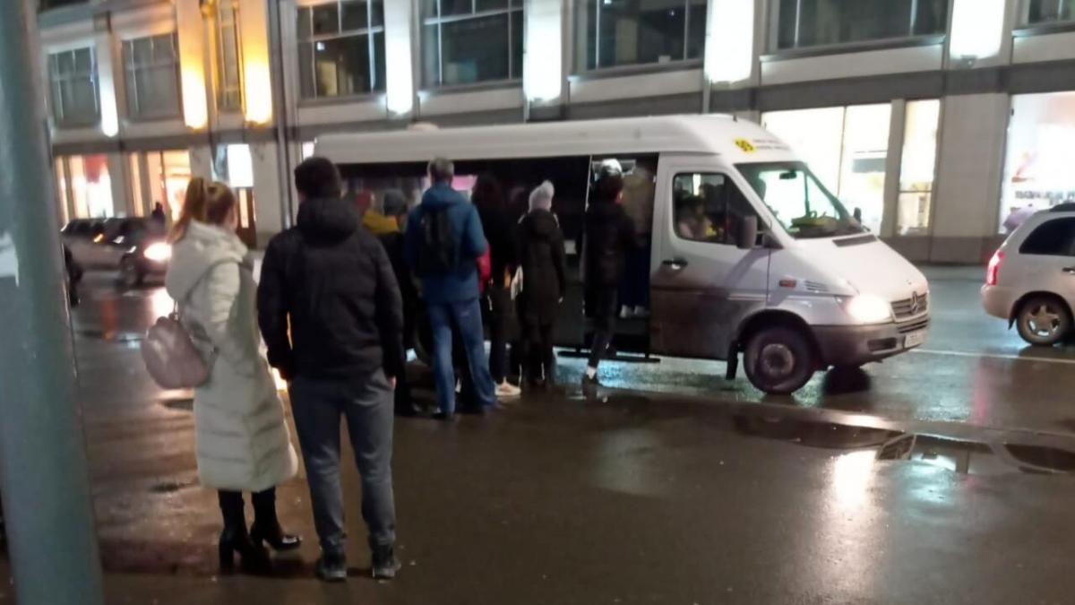 Водители саратовских маршруток устроили гонки и едва не подрались