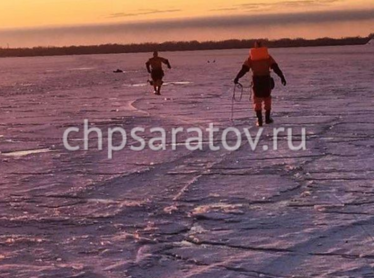 Саратовские спасатели боролись за жизнь рыбака, провалившегося под лед на набережной