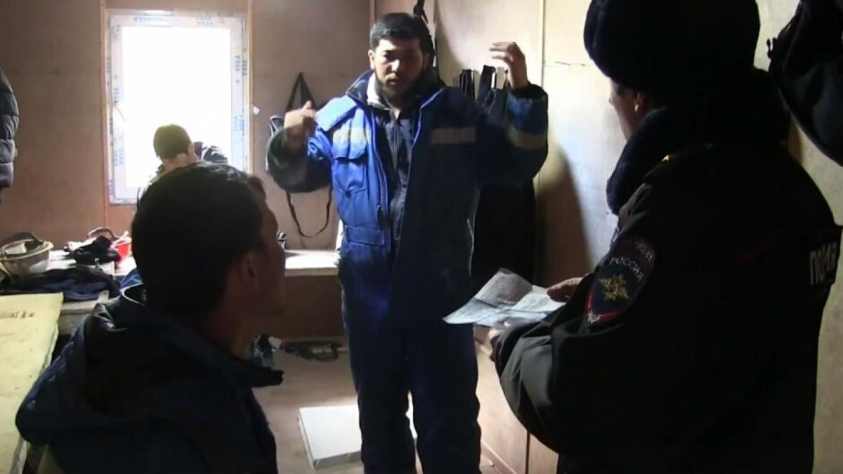 В Саратове полиция выявила строящих незаконный дом нелегалов