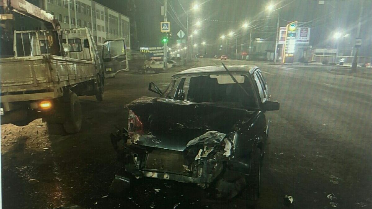 В ночной аварии на Московском шоссе пострадали двое из «четырнадцатой»