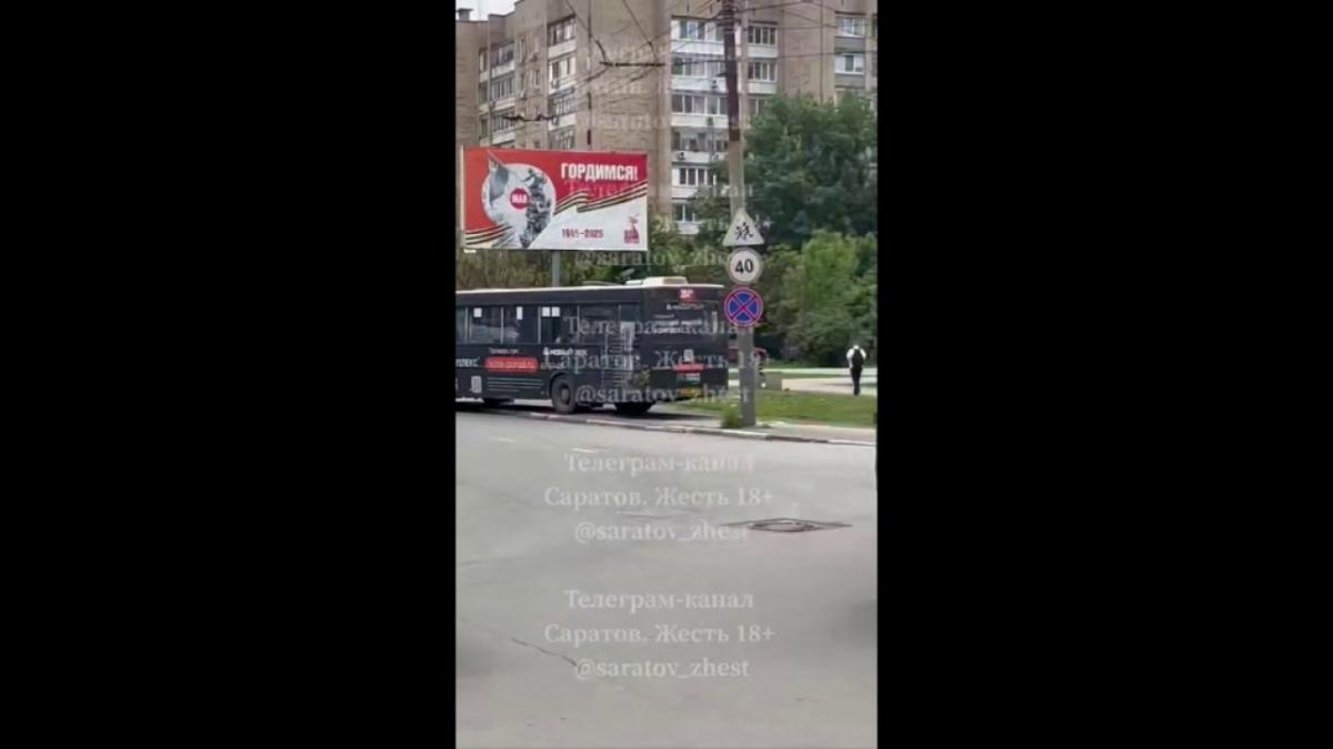 Автобус «Саратов-Энгельс» устроил погром на улице Тельмана 