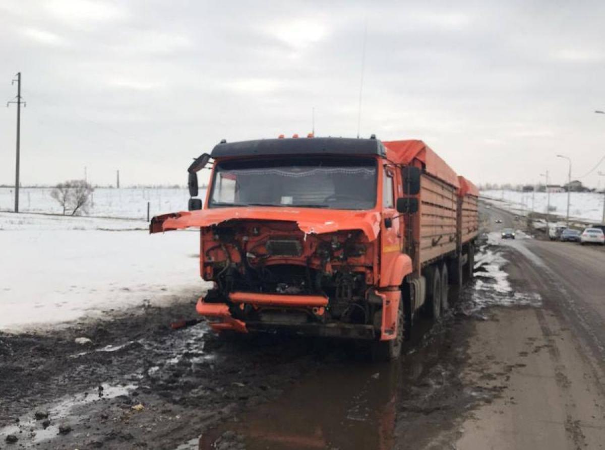 Под Саратовом произошло массовое ДТП с участием Камаза и двух иномарок