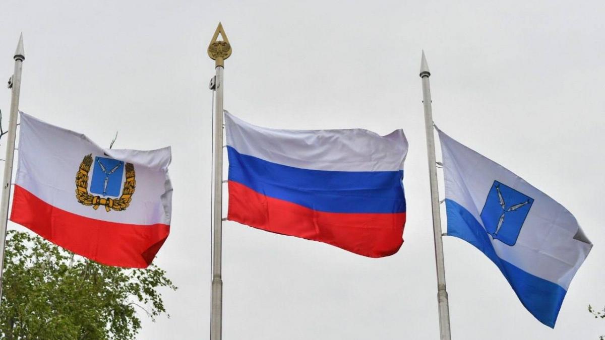 В саратовском Парке Победы в честь Дня России исполнили гимн и подняли флаг