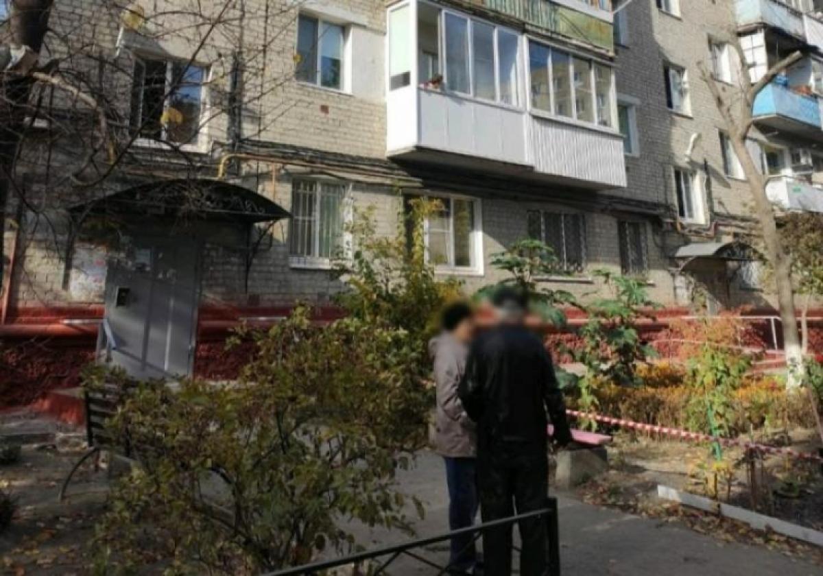 Следователи допрашивают мать, выкинувшую своих дочерей с 4 этажа