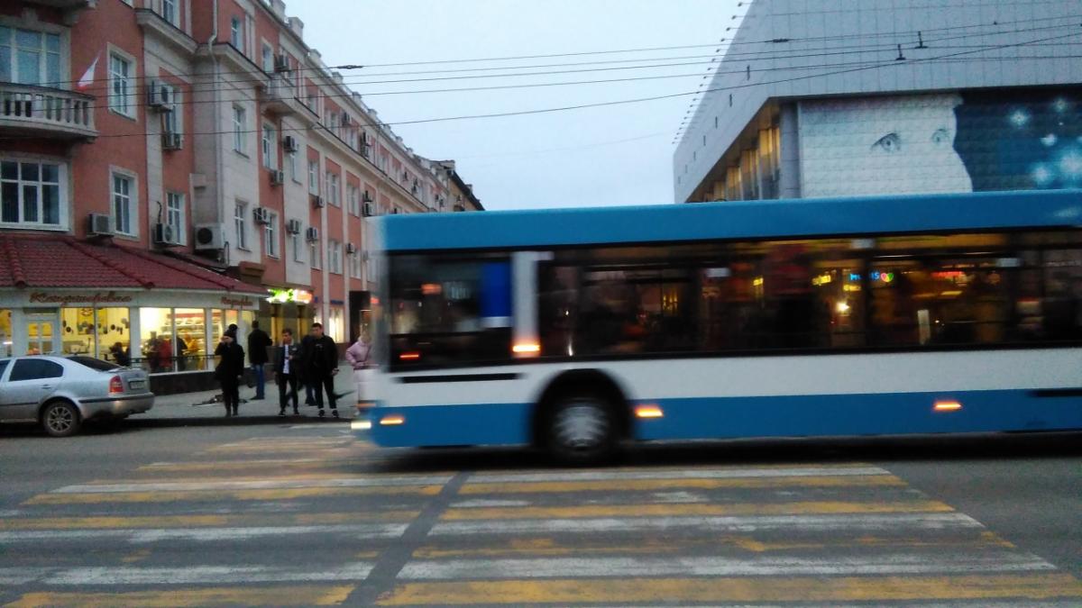 В Саратове автобус № 18А с пассажирами врезался в дерево – есть пострадавшие
