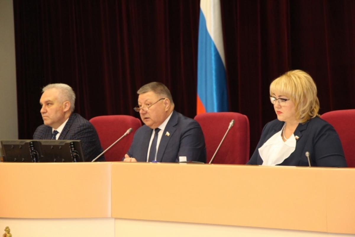 Единороссов избирателю не жалко: рецензия на спектакль Саратовской облдумы