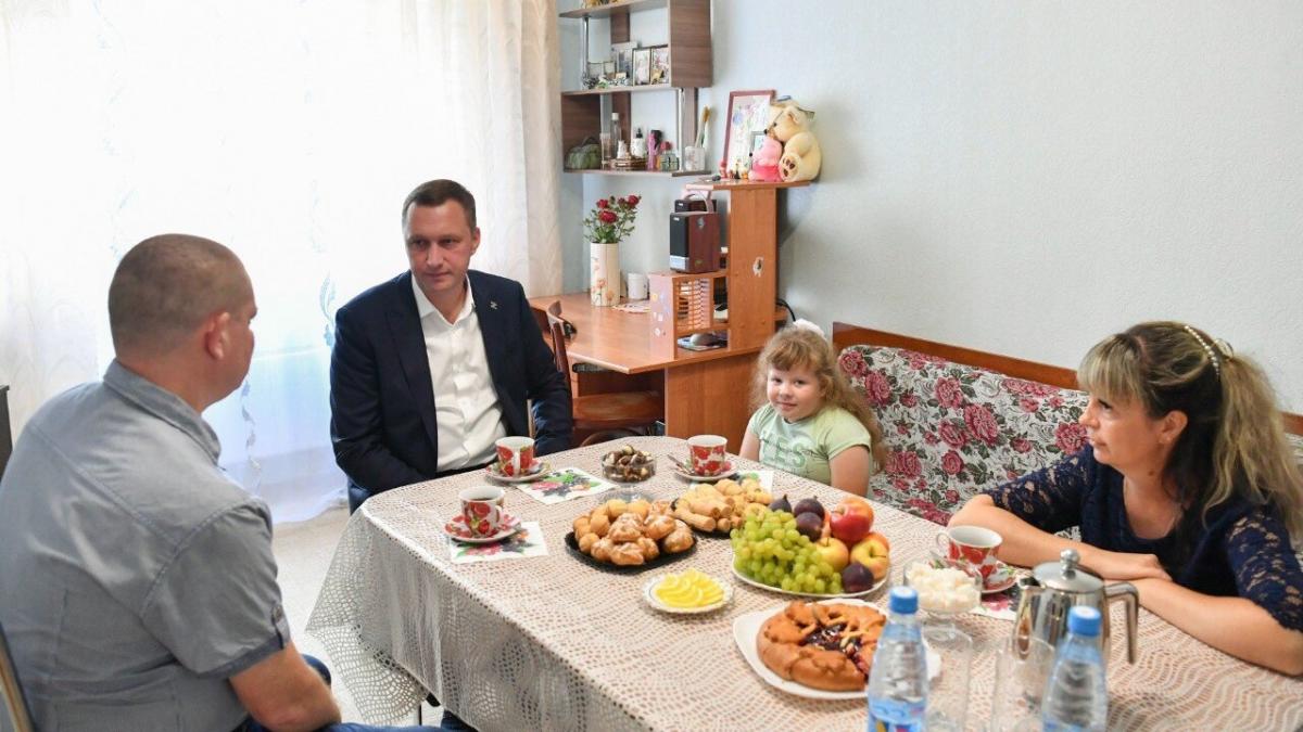 Губернатор Бусаргин встретился с добровольцем СВО и его семьей