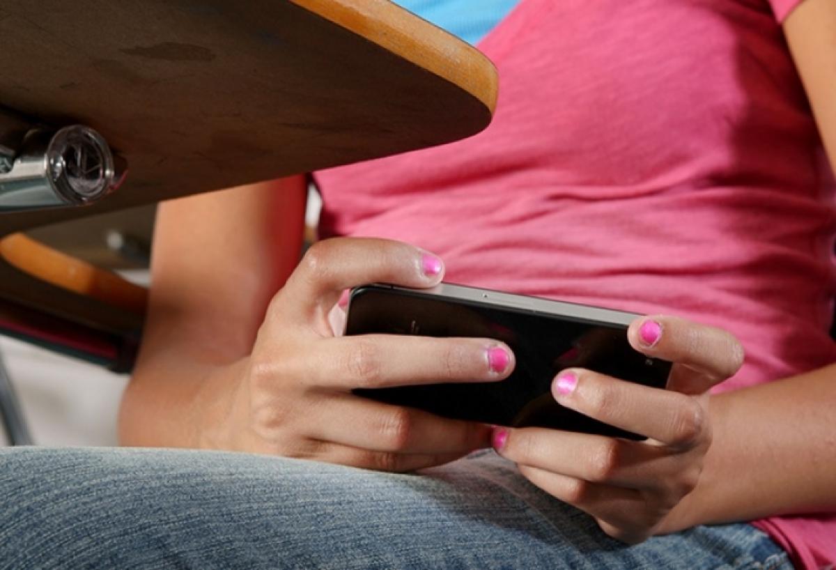 Почти половина саратовских родителей не одобряют запрет на смартфоны в школе